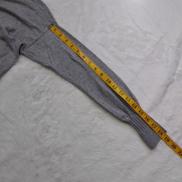 Victoria's Secret Gray Stretch V Neck Long Sleeve Sweater w/Pockets Size XS - Picture 5 of 10